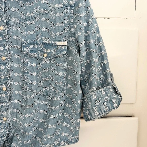 Guess Chambray Eyelet Tie Front Shirt Blue Western Floral Embroidered Top M - Picture 3 of 7